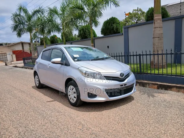Toyota Vitz 1.3 FWD 5dr 2014 Silver - 1