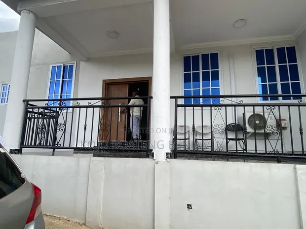 4 Bedroom House for Sale in Akuapim North - 1