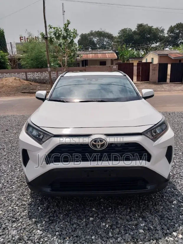 Toyota RAV4 XLE 2022 White - 1