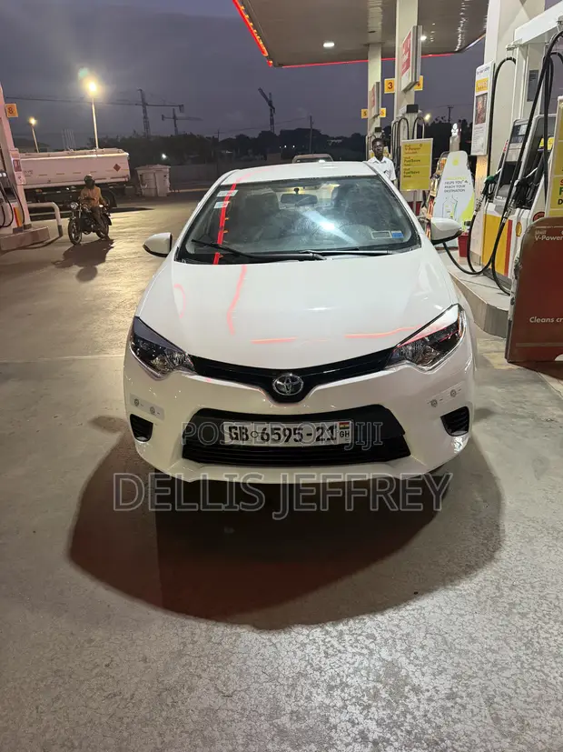 Toyota Corolla 2015 White - 1