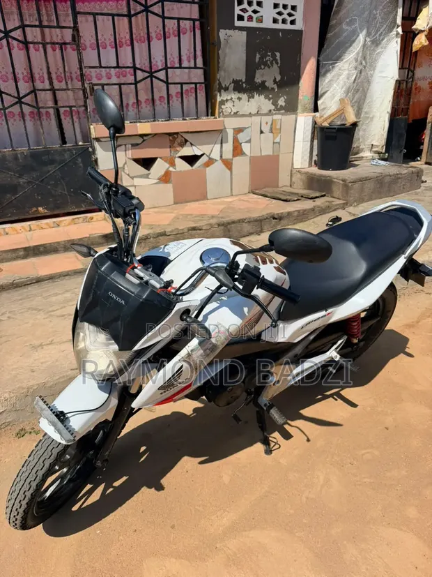 Honda CB 2012 White - 1