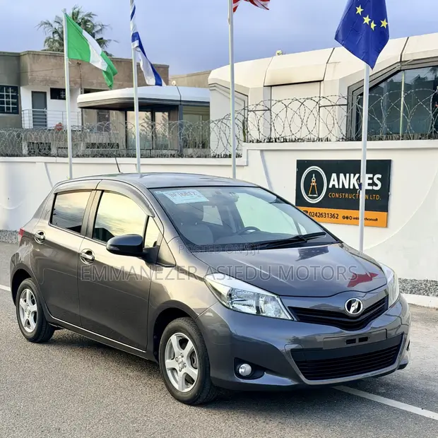 Toyota Vitz 1.3 FWD 5dr 2012 Gray - 1