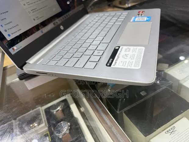 HP Laptop 14" AMD Ryzen 3, 8GB RAM, 256GB SSD - 1