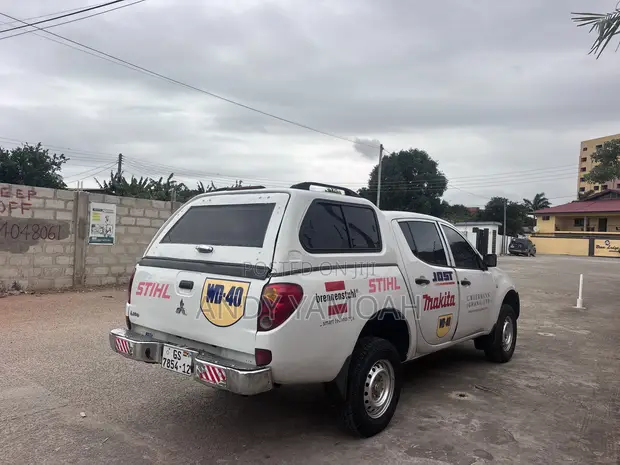 Mitsubishi L200 2012 White - 1