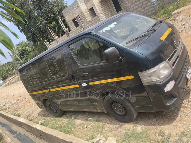 Toyota HiAce 2011 Commuter - 1