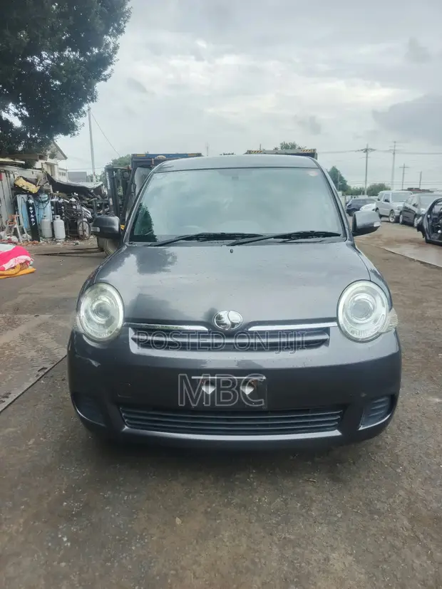 Toyota Sienta 2013 Silver - 1