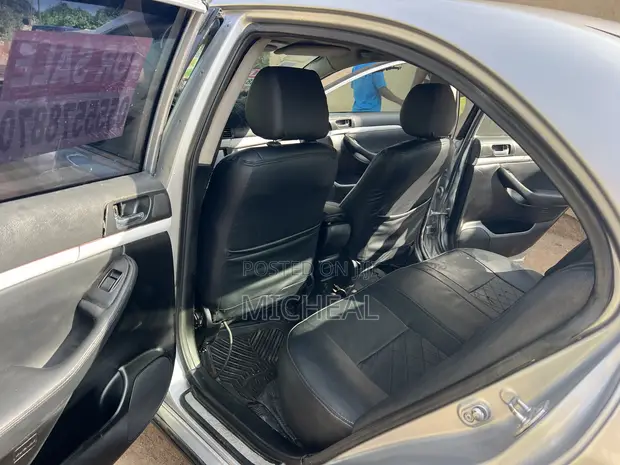 Toyota Avensis 2009 Silver - 1
