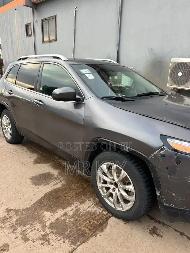 Jeep Cherokee Latitude 2015 Gray SUV - 1