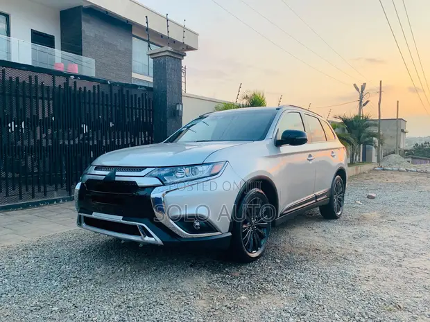 2020 Mitsubishi Outlander LE FWD Silver - 1