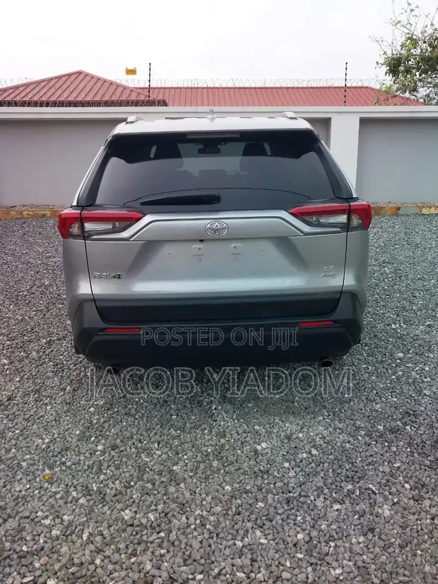 Toyota RAV4 LE 2021 Silver - 1
