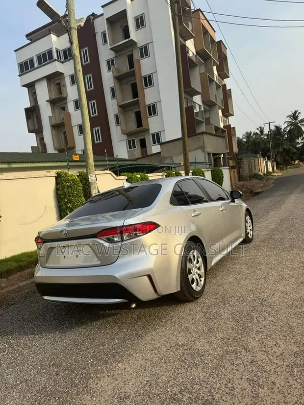 Toyota Corolla LE 2021 Silver - 1