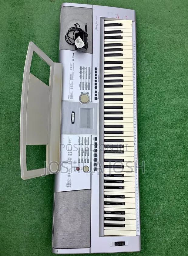 Yamaha DGX-205 Electronic Keyboard - 1