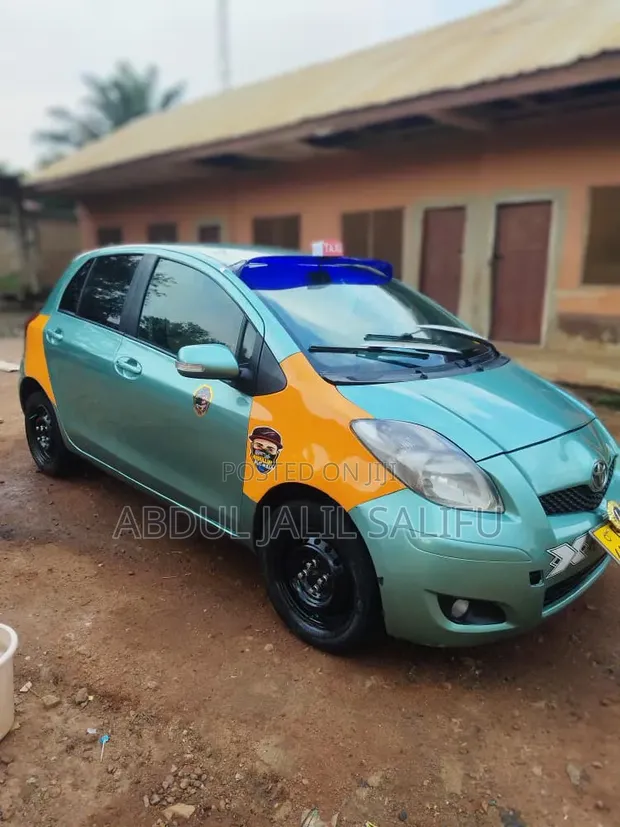 Toyota Vitz 2018 Silver - 1