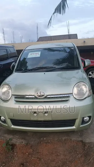 Toyota Sienta 1.5 AWD 2012