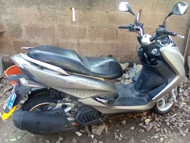 Yamaha Majesty 2019 Scooter - Gray - 1
