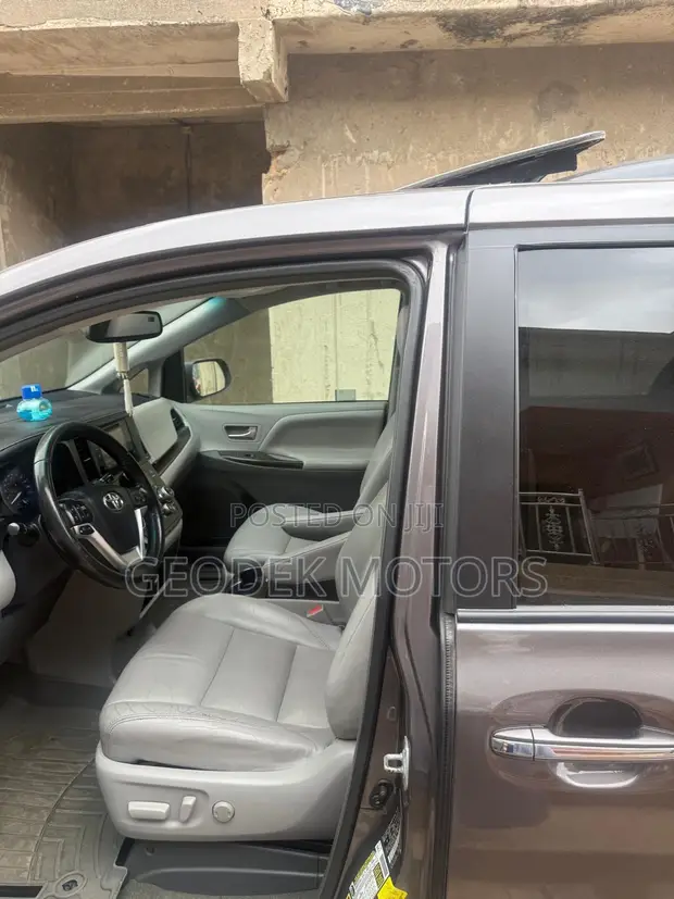 Toyota Sienna XLE Premium 2017 Gray - 1