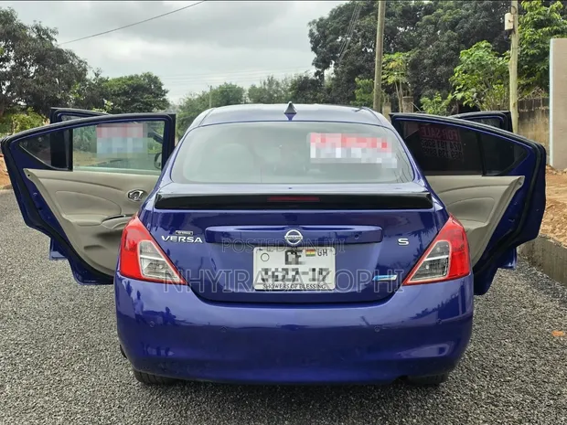 Nissan Versa 2013 Blue - 1