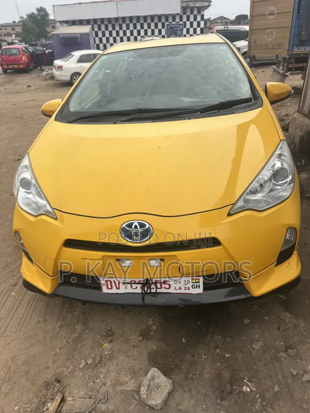 Toyota Aqua 2013 Yellow - 1
