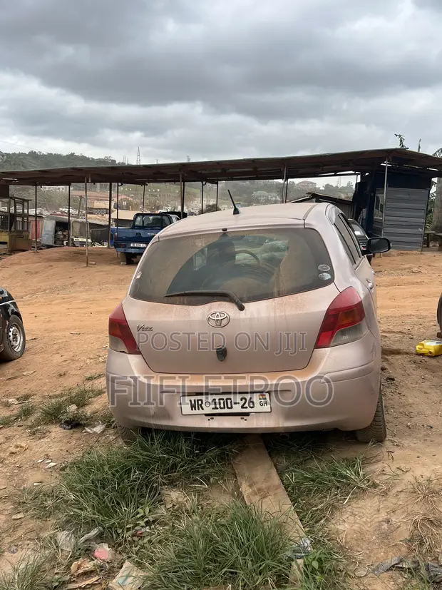 Toyota Vitz 1.3 FWD 3dr 2010 Gray - 1