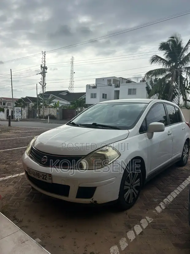 Nissan Versa 2011 White - 1