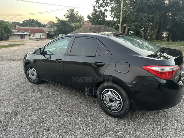 Toyota Corolla 2016 Black - 1