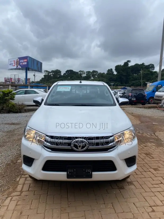 Toyota Hilux 2021 White - 1