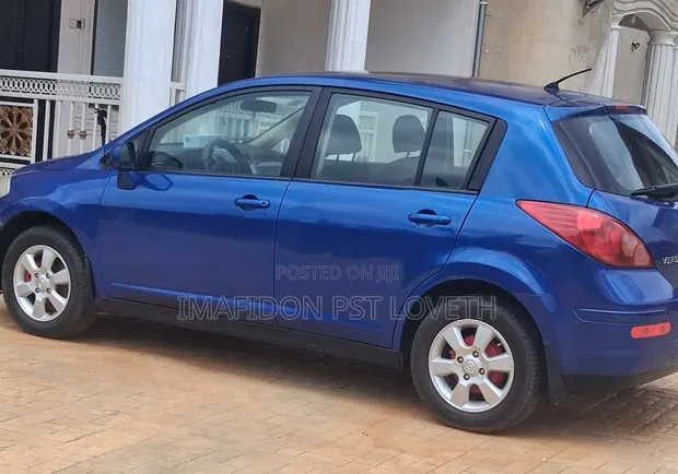 Nissan Versa 2010 Blue - 1