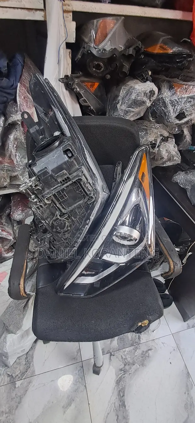 Hyundai Santa Fe 2017 Headlight Pair - 1