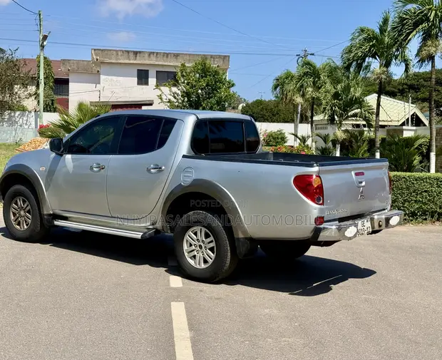 Mitsubishi L200 Club Cab 2.5 180hp 4WD 2012 Silver - 1