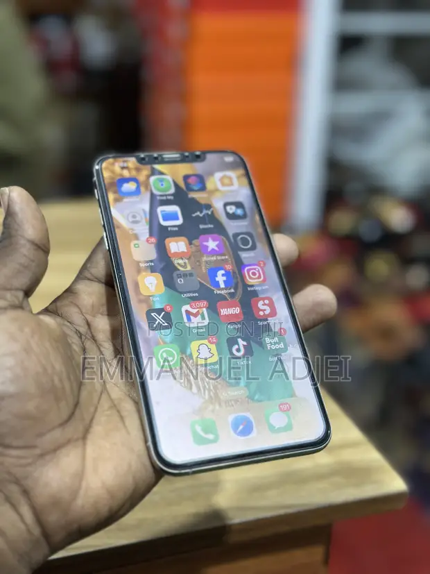Apple iPhone XS Max 64GB White - 1