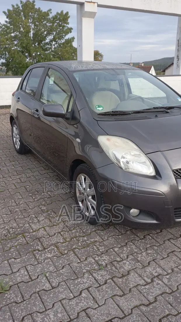 Toyota Yaris L Hatchback 5dr 2012 Gray - 1