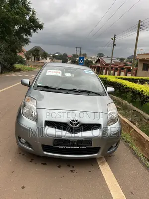Toyota Yaris Base Hatchback 2010 Gray