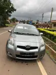 Toyota Yaris Base Hatchback 2010 Gray - 1