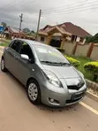 Toyota Yaris Base Hatchback 2010 Gray - 2