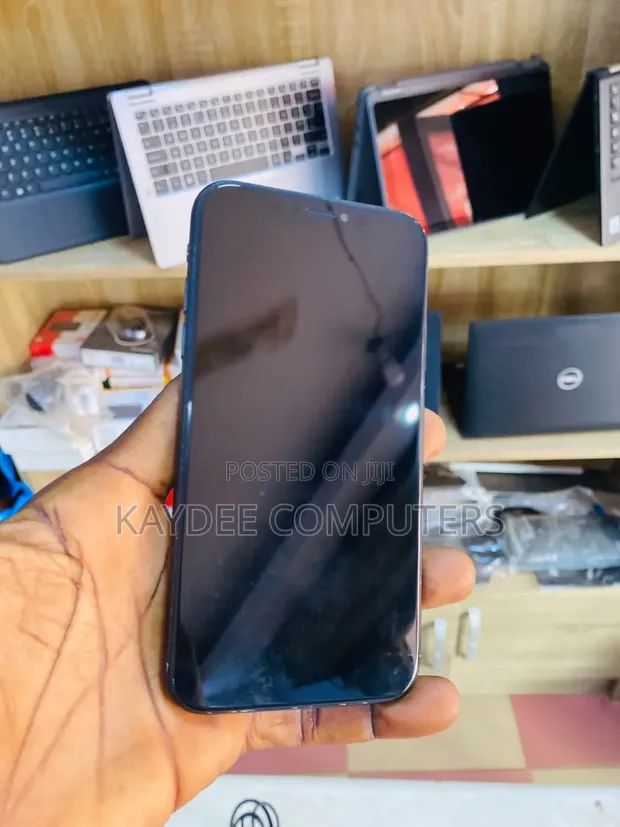 Apple iPhone XR 128GB Black - 1