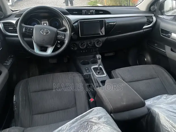 Toyota Hilux Rugged 4x4 2018 Silver - 1