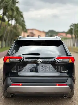 2021 Toyota RAV4 XLE Black