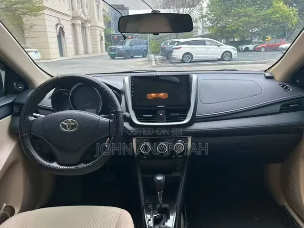 Toyota Yaris 2017 Red - 1