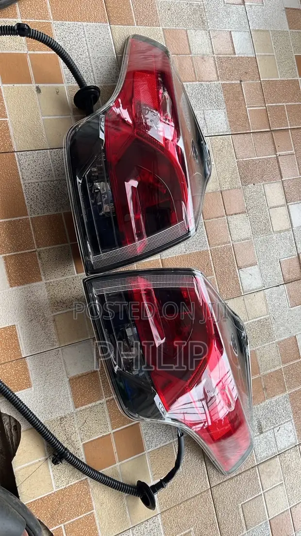 Toyota RAV4 2016 Tail Light Pair - 1