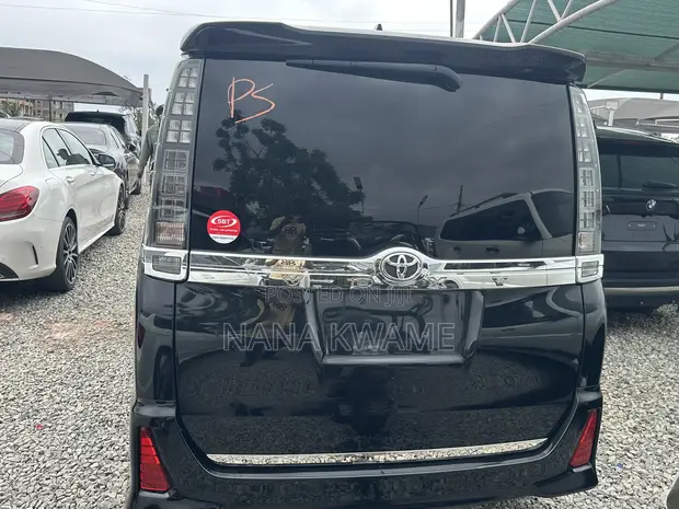 Toyota Voxy V 4WD 8-Seater 2017 Black - 1
