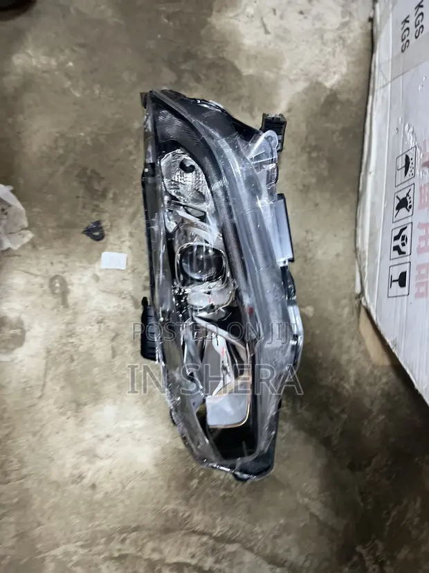 Honda Civic Headlight (2016-2021) - 1