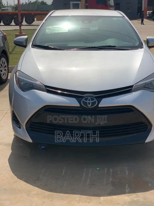 Toyota Corolla 2018 Silver - 1