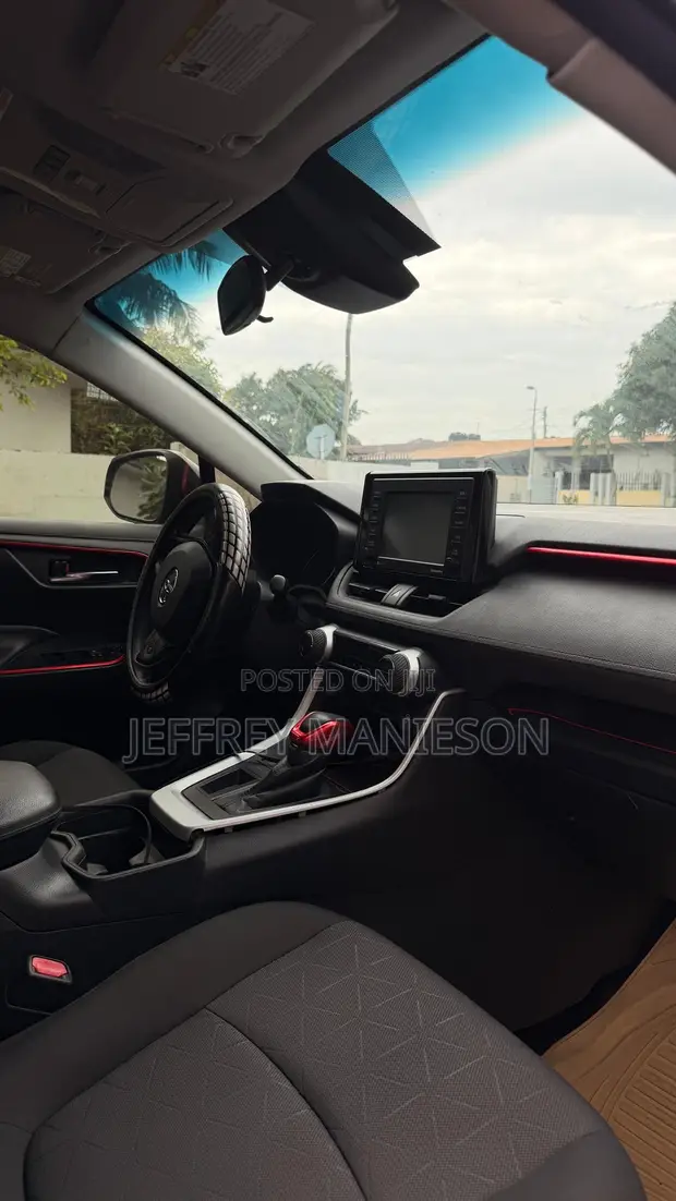 Toyota RAV4 XLE 2021 Gray - 1