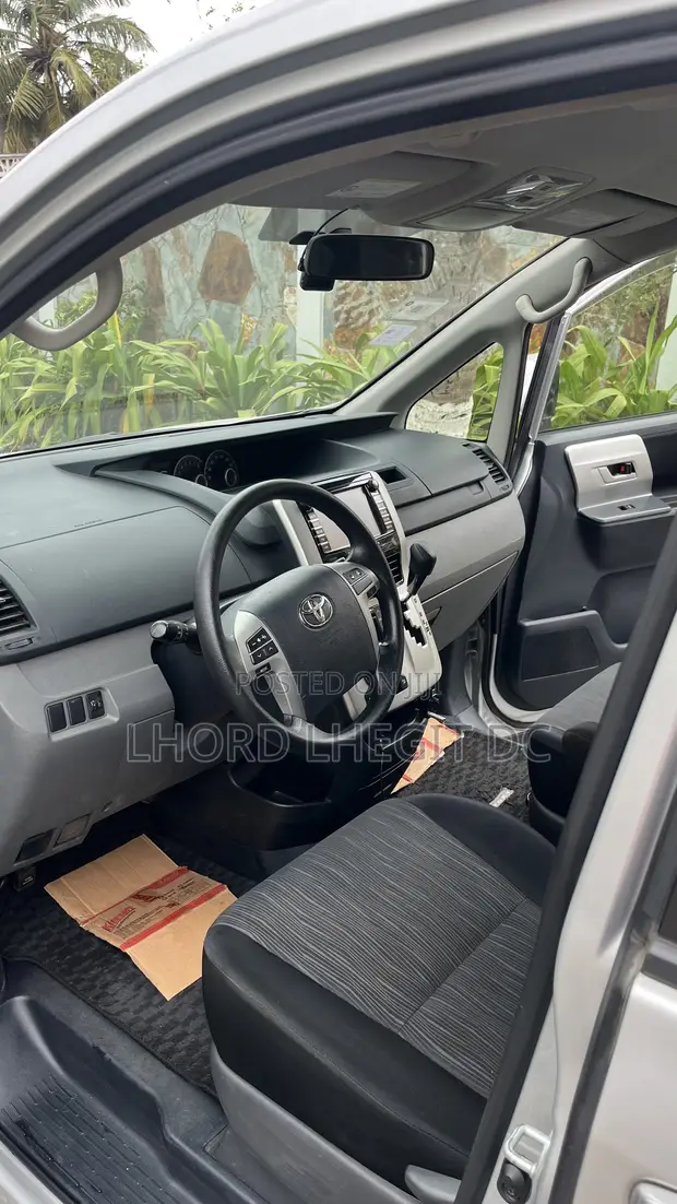 Toyota Voxy X L Edition 2WD 8-Seater 2012 Silver - 1