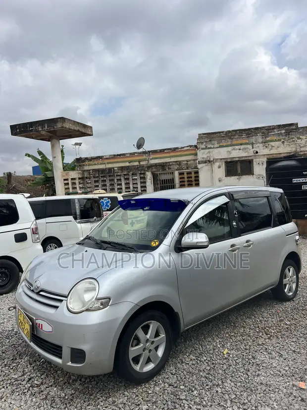 Toyota Sienta 2013 Silver - 1