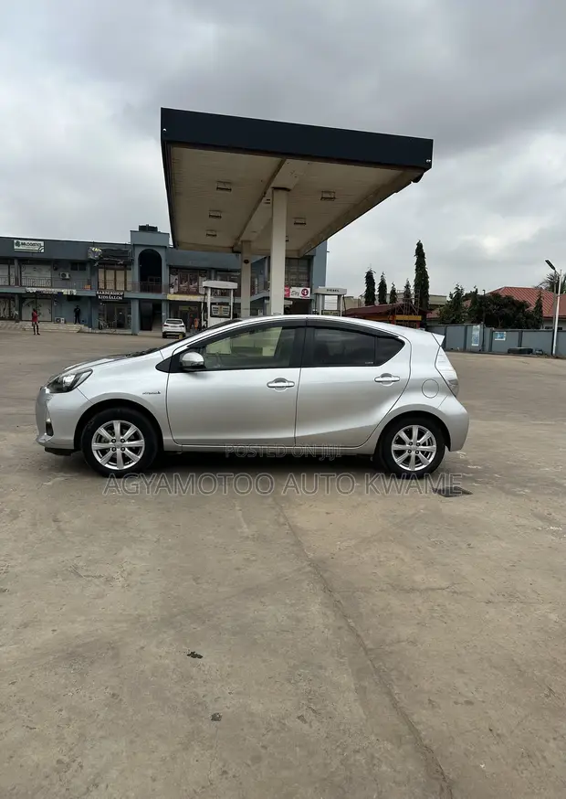 Toyota Aqua 2015 Silver - 1