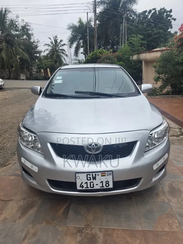 Toyota Corolla 2010 Silver - 1