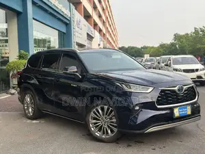 2022 Toyota Highlander XLE Hybrid E-Four