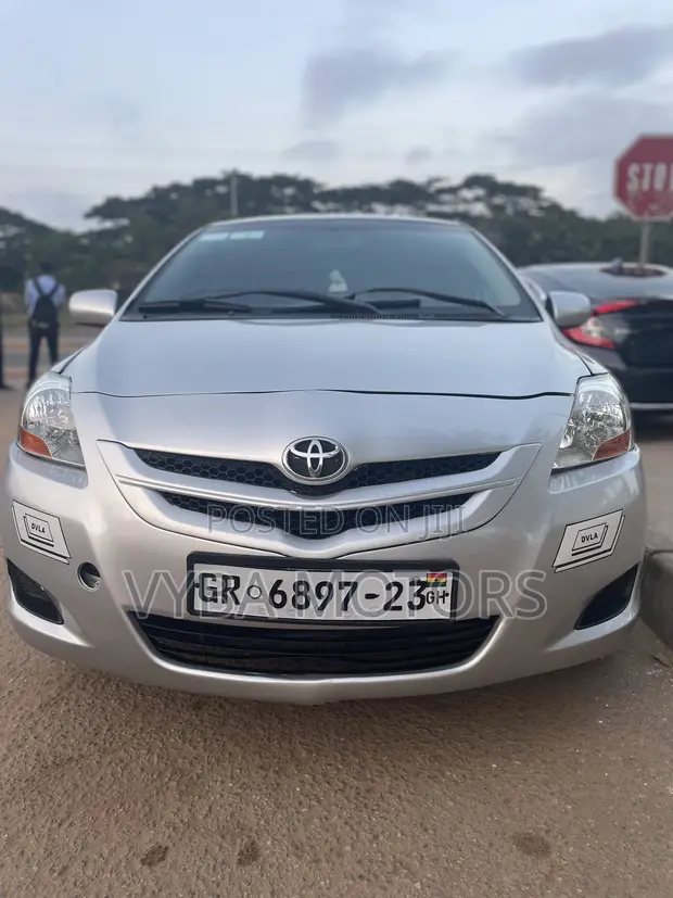 Toyota Belta 2010 Silver - 1