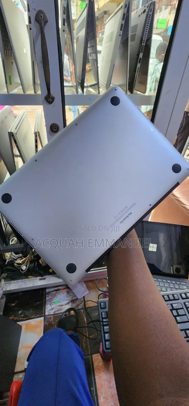 Apple MacBook Pro 2015 8GB RAM, 256GB SSD - 1
